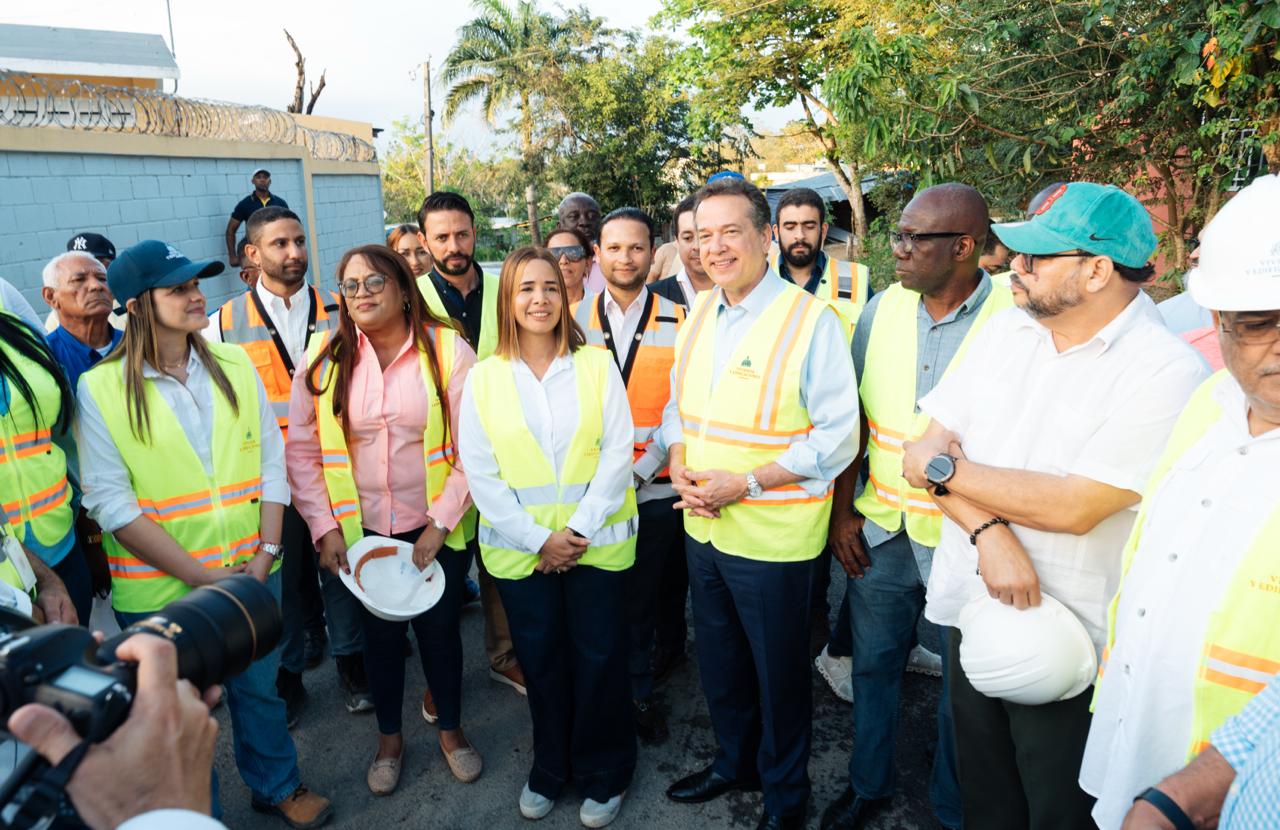 Ministro Ito Bisonó inicia proyecto de dignificación del entorno en El Naranjo, San Luis