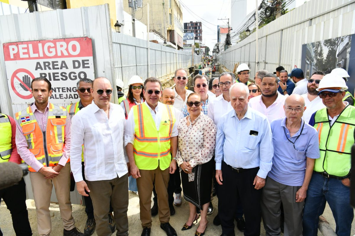 Ministro Ito Bisonó supervisa trabajos en la Calle del Sol, en Santiago