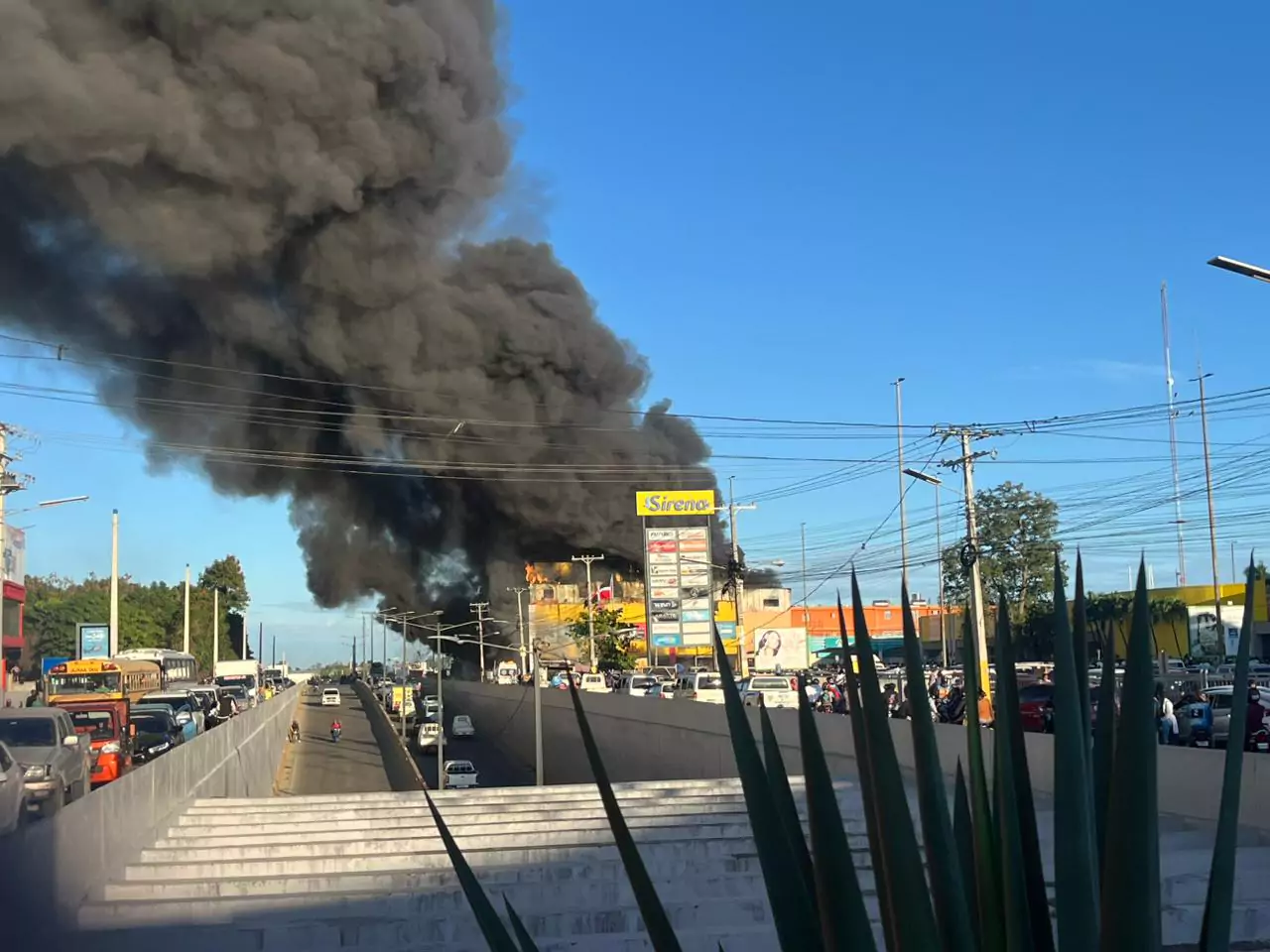 Incendio arrasa con tienda L&R Comercial en Villa Mella