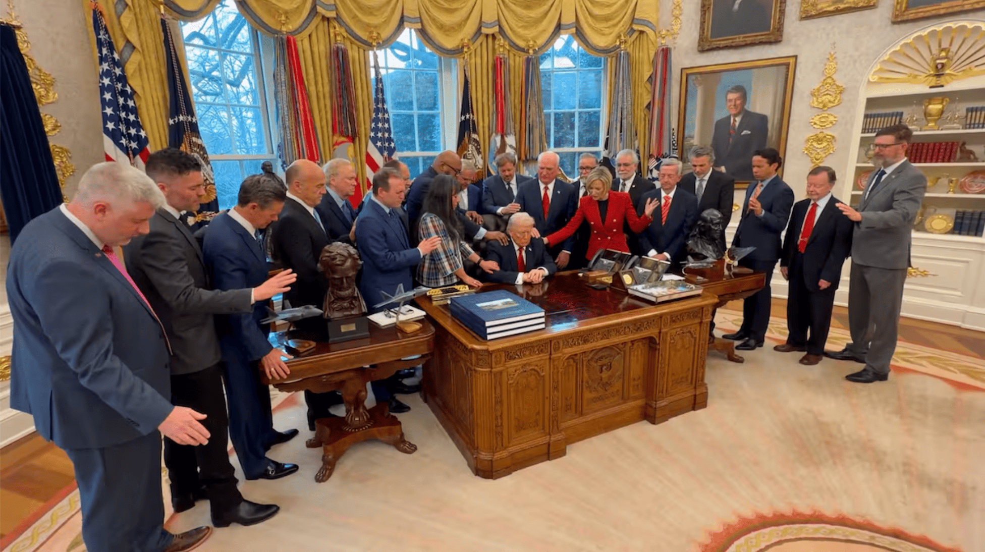 Pastores rezan con Trump en la Casa Blanca por la ofensiva contra Irán
