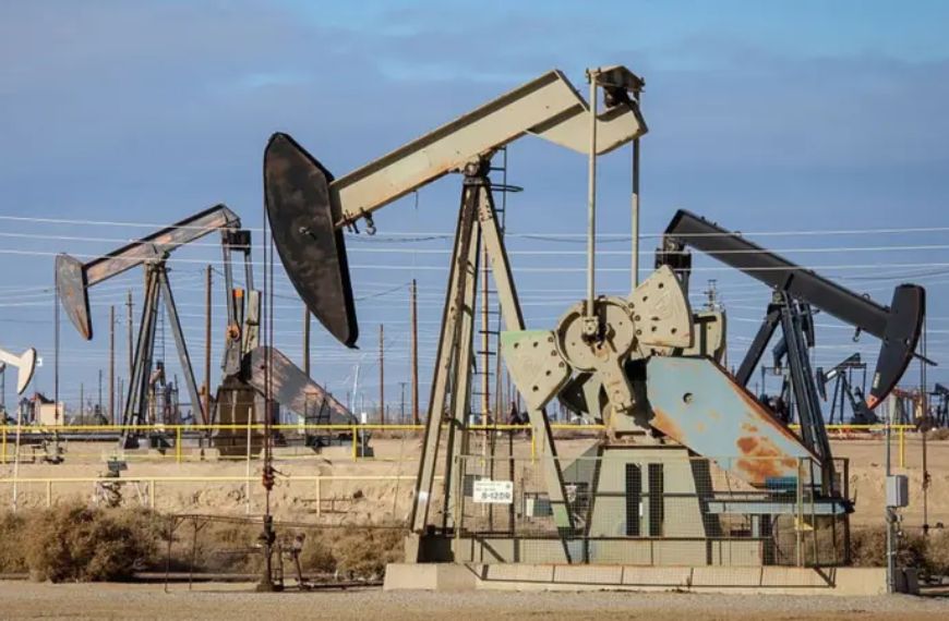 Petróleo de Texas sube 8.42 % tras escalada del conflicto con Irán