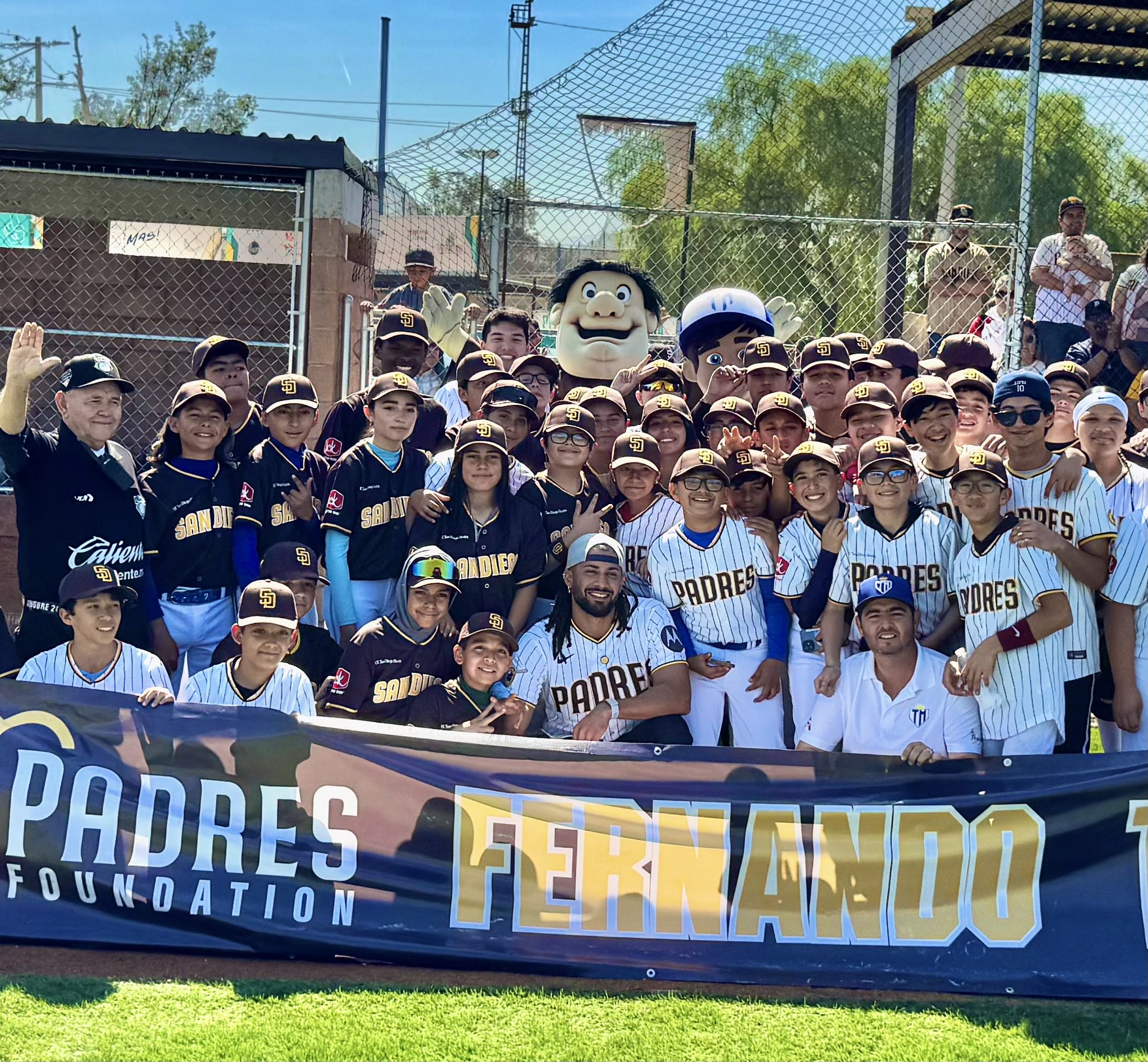 Fernando Tatis Jr inaugura complejo deportivo y comparte con jóvenes en Tijuana
