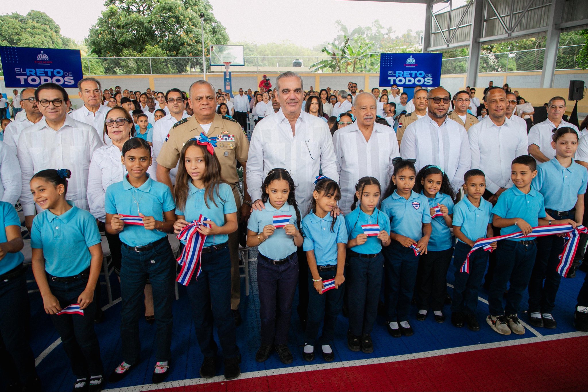 Luis abinader inaugura cancha techada en centro educativo blanca mascaró de licey al medio
