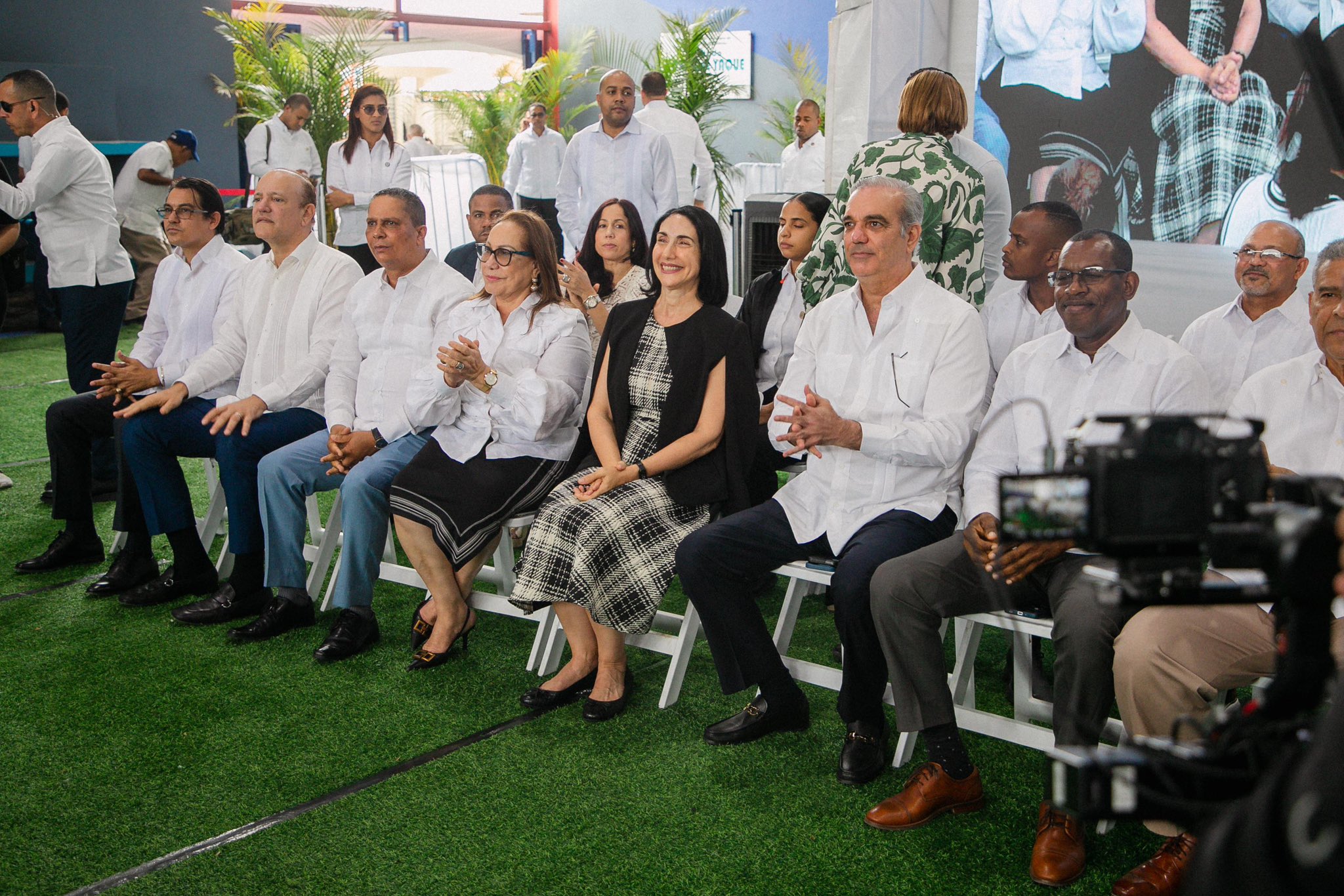 Luis Abinader entrega más de 1,000 títulos en Santiago y transforma la vida de cientos de familias