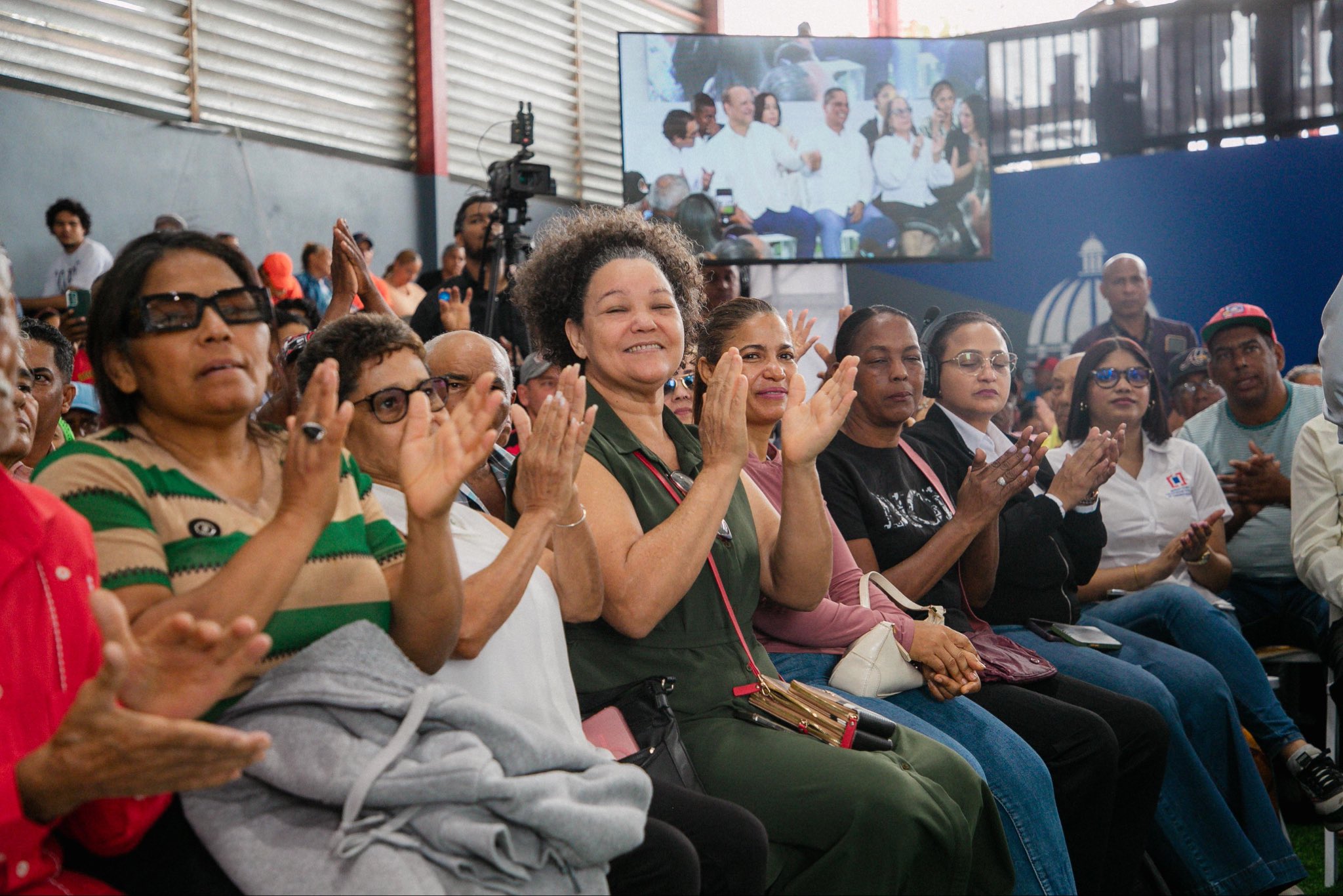 Luis Abinader entrega más de 1,000 títulos en Santiago y transforma la vida de cientos de familias