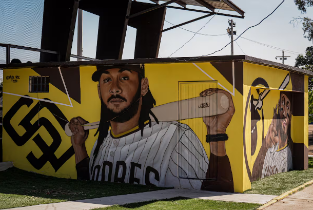 Fernando Tatis Jr inaugura complejo deportivo y comparte con jóvenes en Tijuana