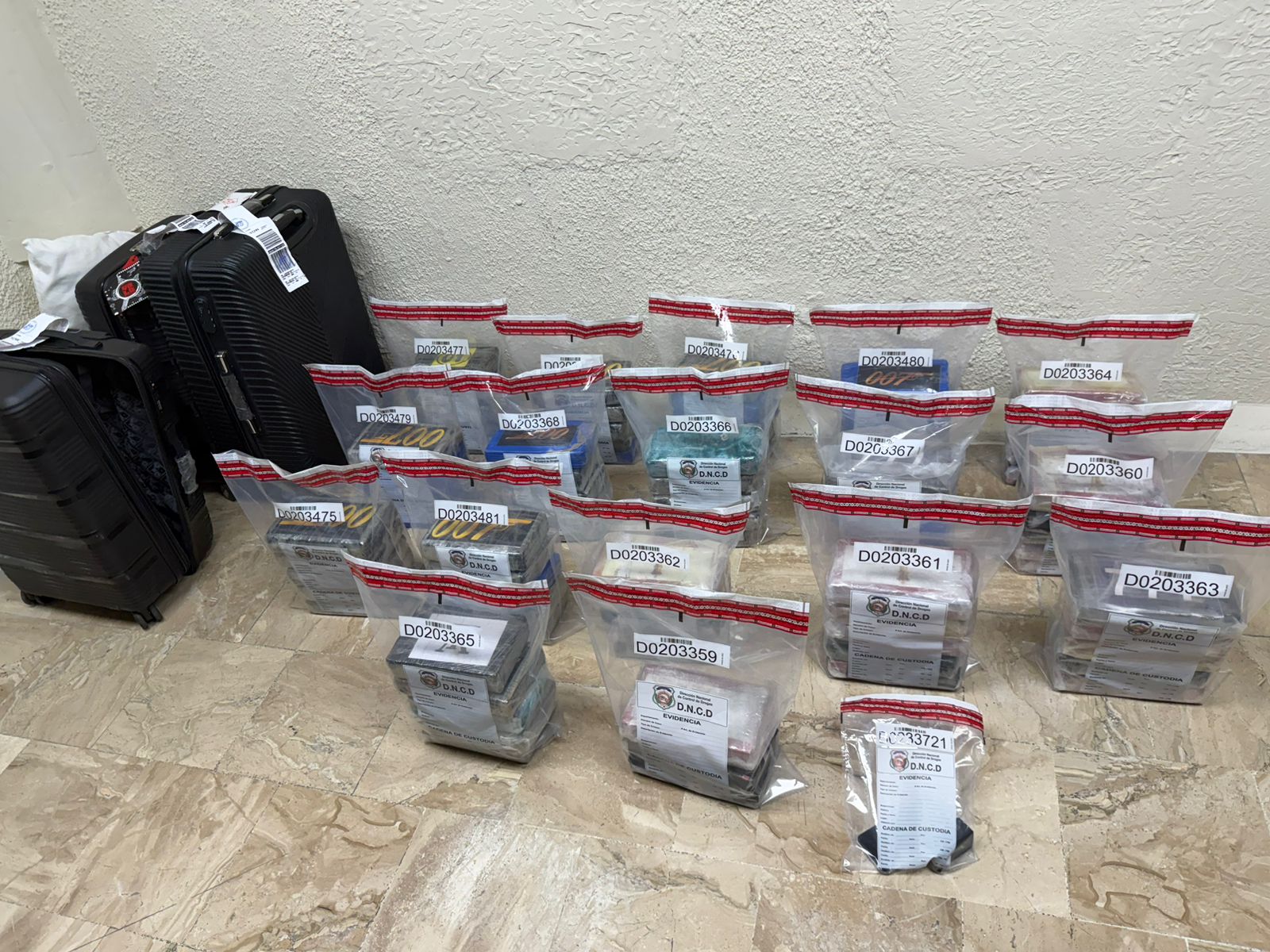 Incautan tres maletas con 83 paquetes de presunta cocaína en el Aeropuerto de Punta Cana
