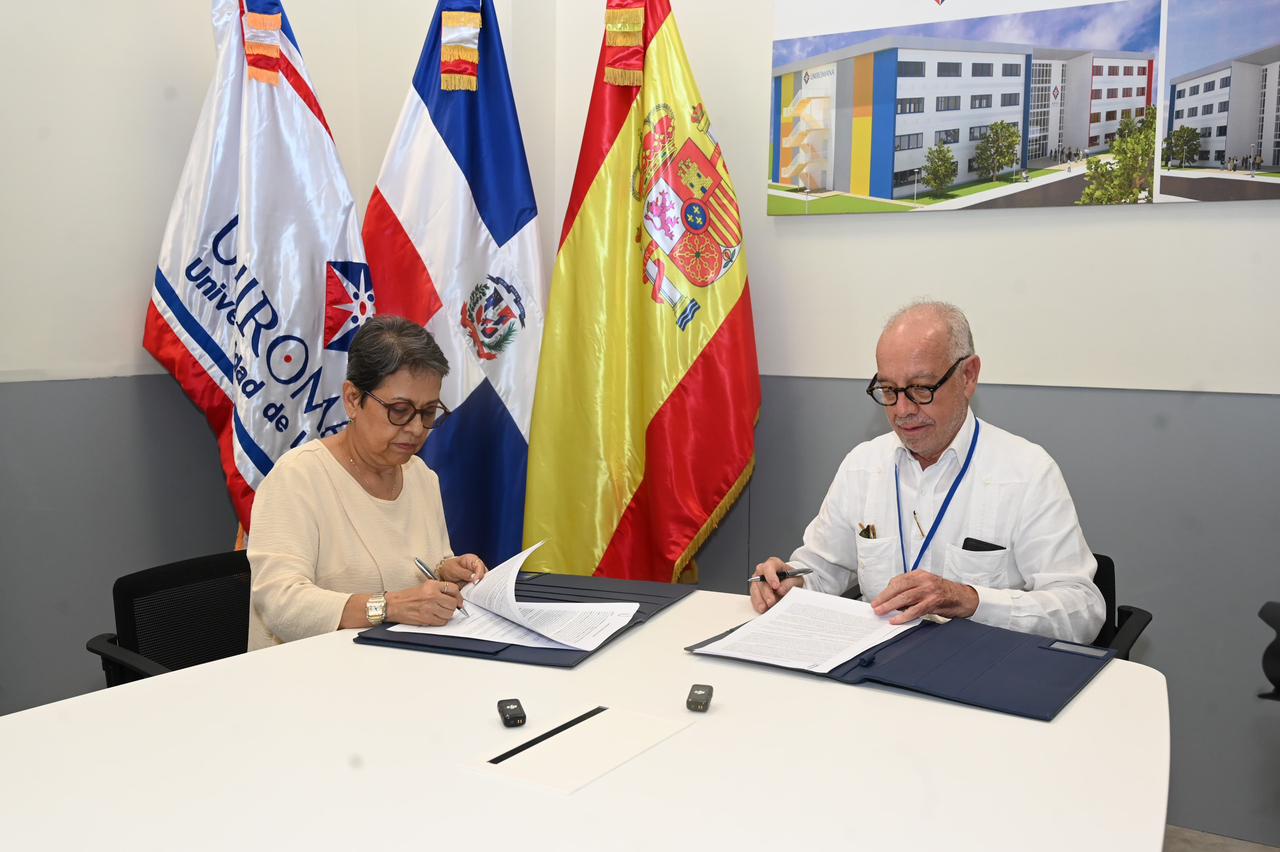 Voluntariado Banreservas y UNIROMANA firman convenio para otorgar becas a estudiantes sobresalientes