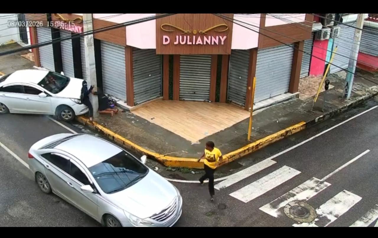 Conductor embiste motocicleta de atracadores y evita robo en Santiago