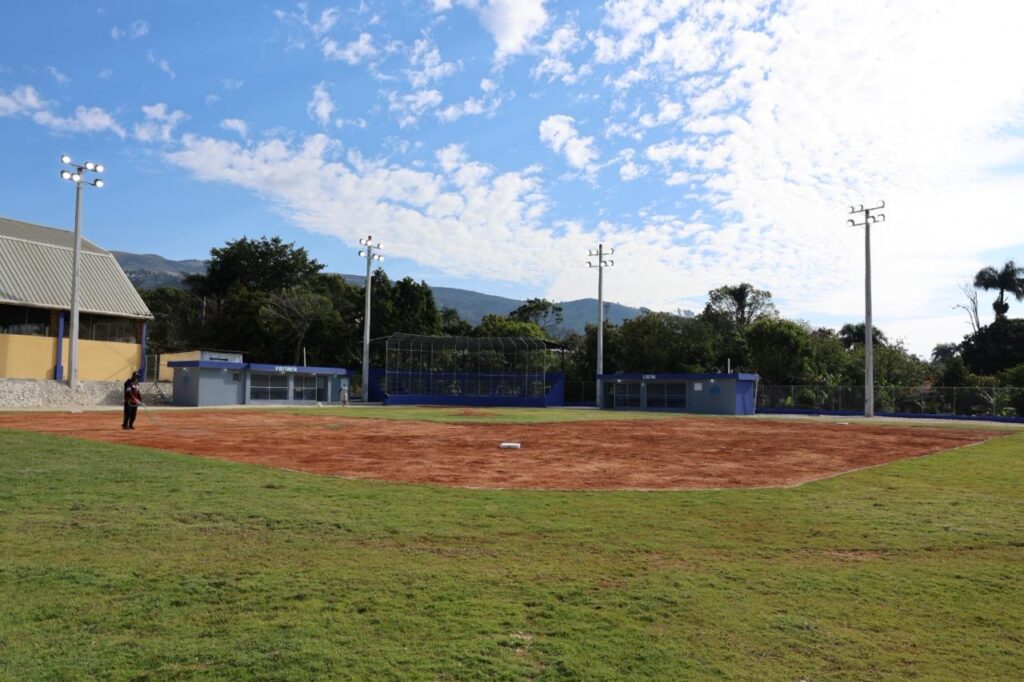 Estadio municipal remozado impulsa desarrollo deportivo en Hondo Valle con inversión de 20 millones de pesos