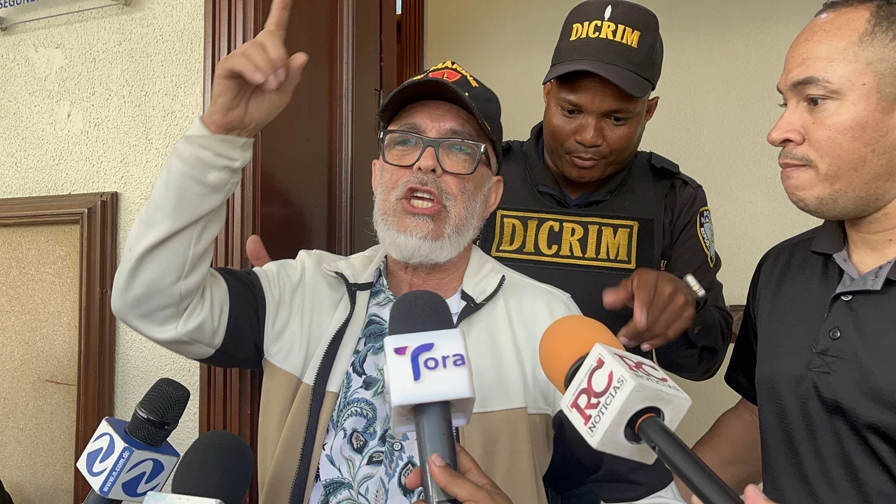 Disculpas públicas: Ángel Martínez, “El Detective”, pide perdón a Luis Abinader