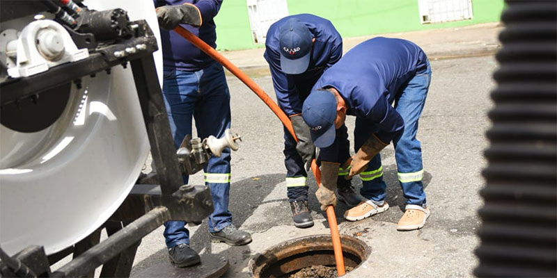 Caasd elimina más de 60 obstrucciones con camiones hidrosuccionadores