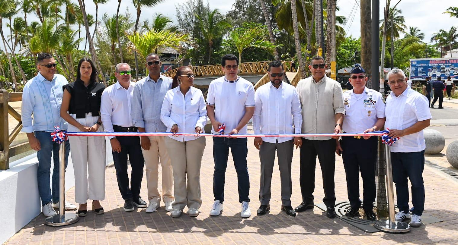 Ministro David Collado entrega nueva pasarela peatonal en Las Terrenas