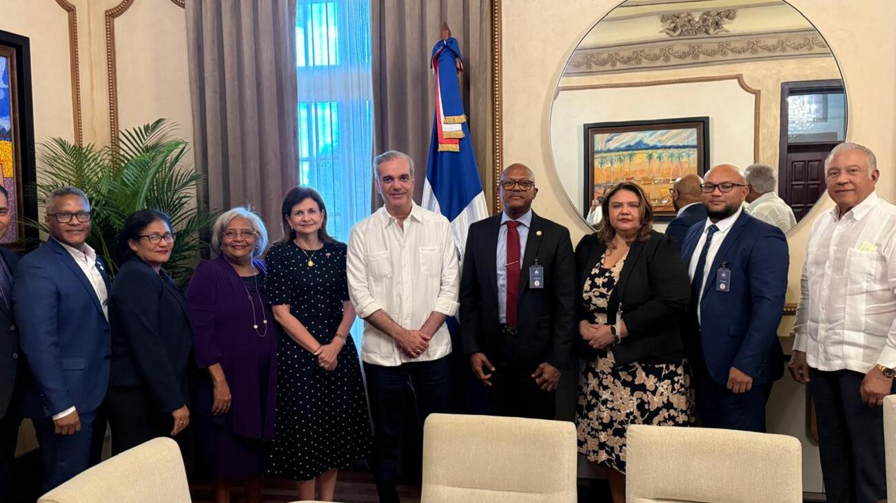 Luis Abinader y directiva del CMD abordan mejoras laborales para médicos