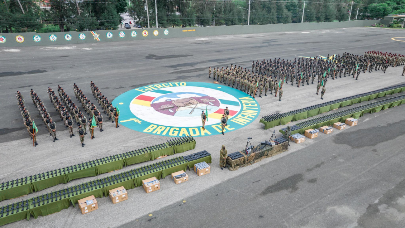 Ministerio de Defensa entrega armas, uniformes y equipos al Ejército