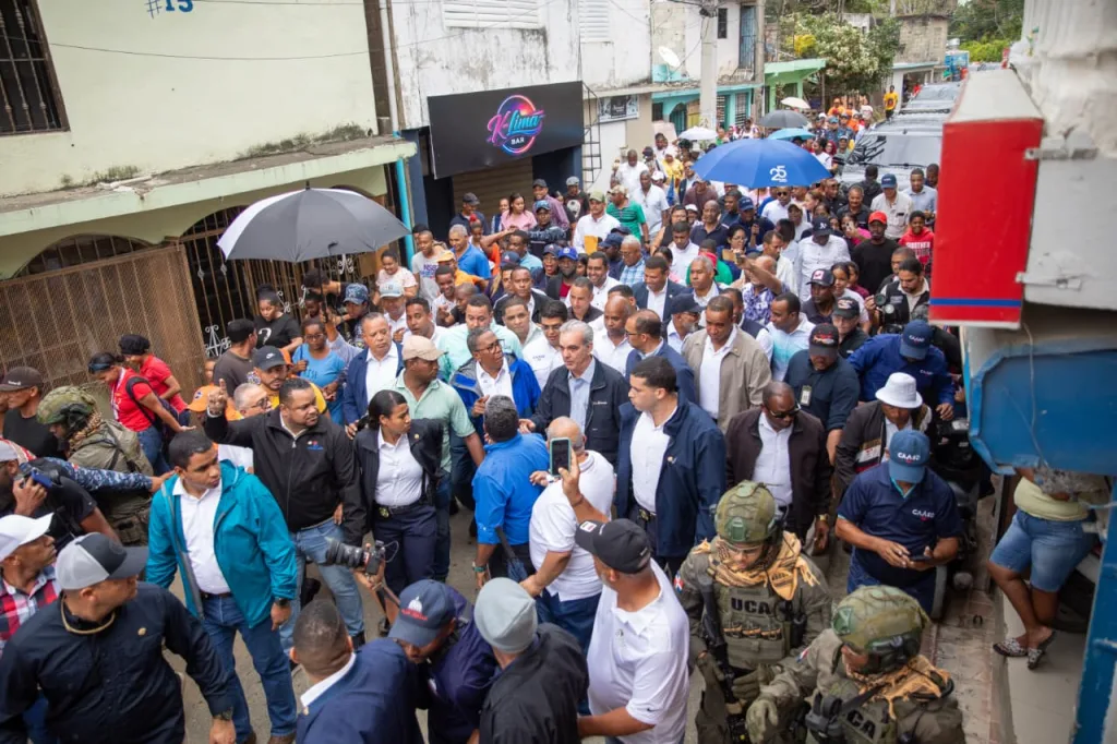 Lluvias en Los Alcarrizos: Abinader recorre zonas afectadas y garantiza asistencia
