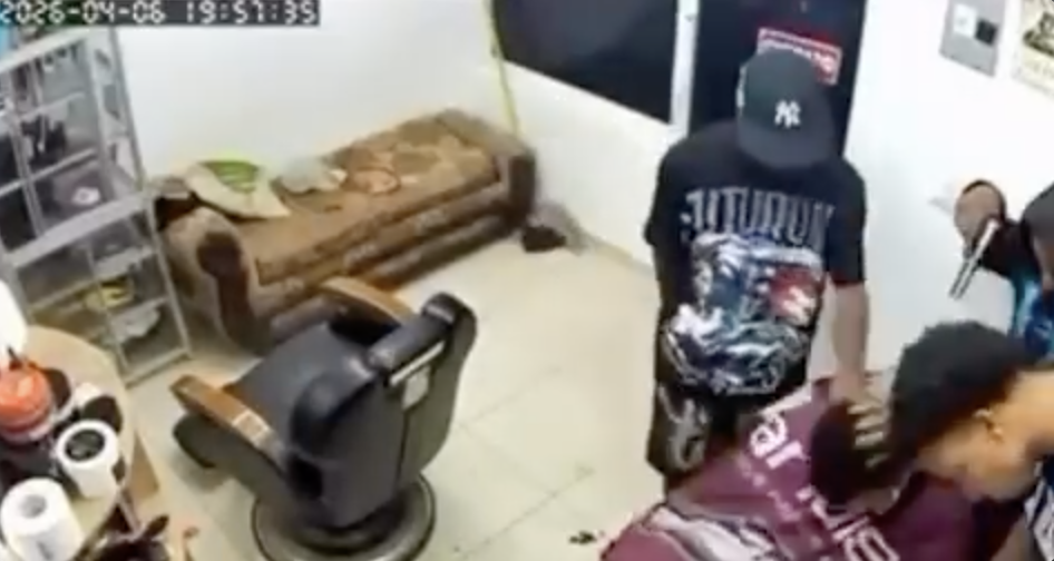 Cámaras captan a presuntos implicados en asaltos a barbería y banca en dos sectores del municipio