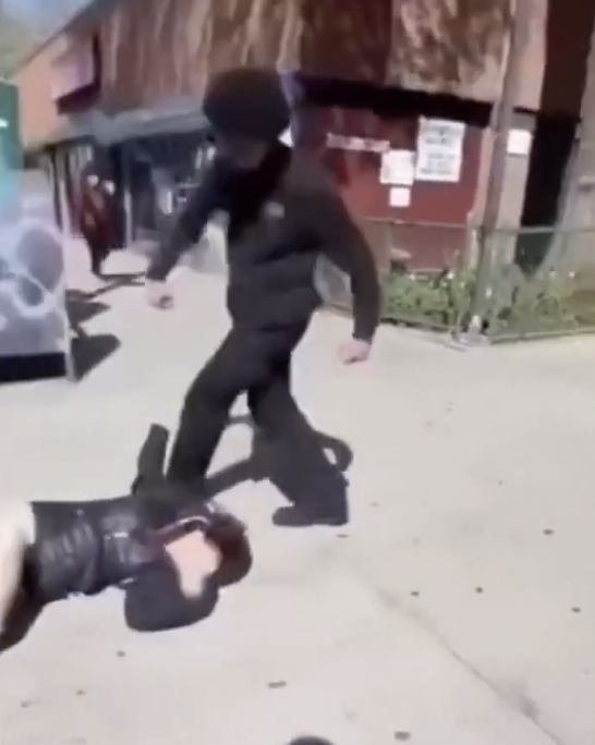 Detienen a joven de 14 años en Nueva York tras atacar a una menor que lo rechazó 