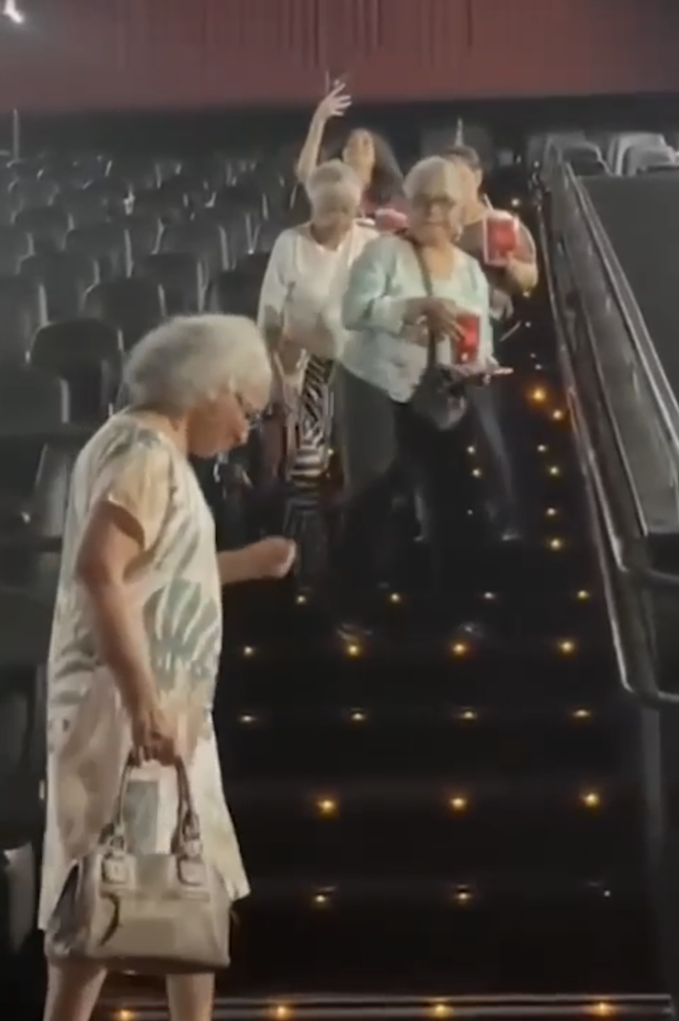 Abuelitas bailan al ritmo del Rey del Pop al salir del cine y conquistan redes