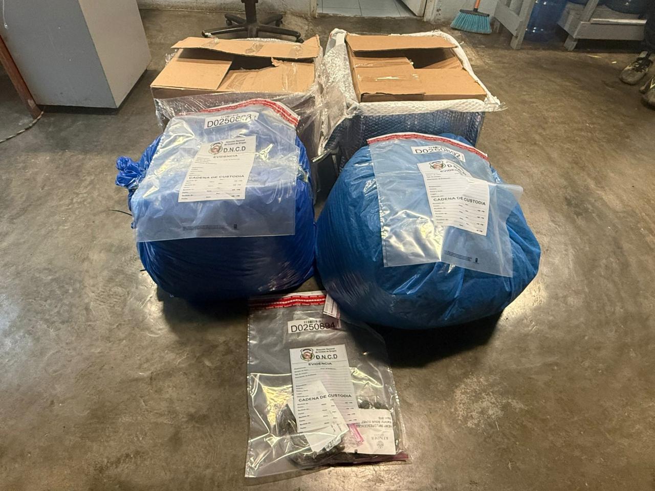 Marihuana incautada en el AILA: Autoridades decomisan 35 libras en cajas desde Uruguay hacia Suiza.