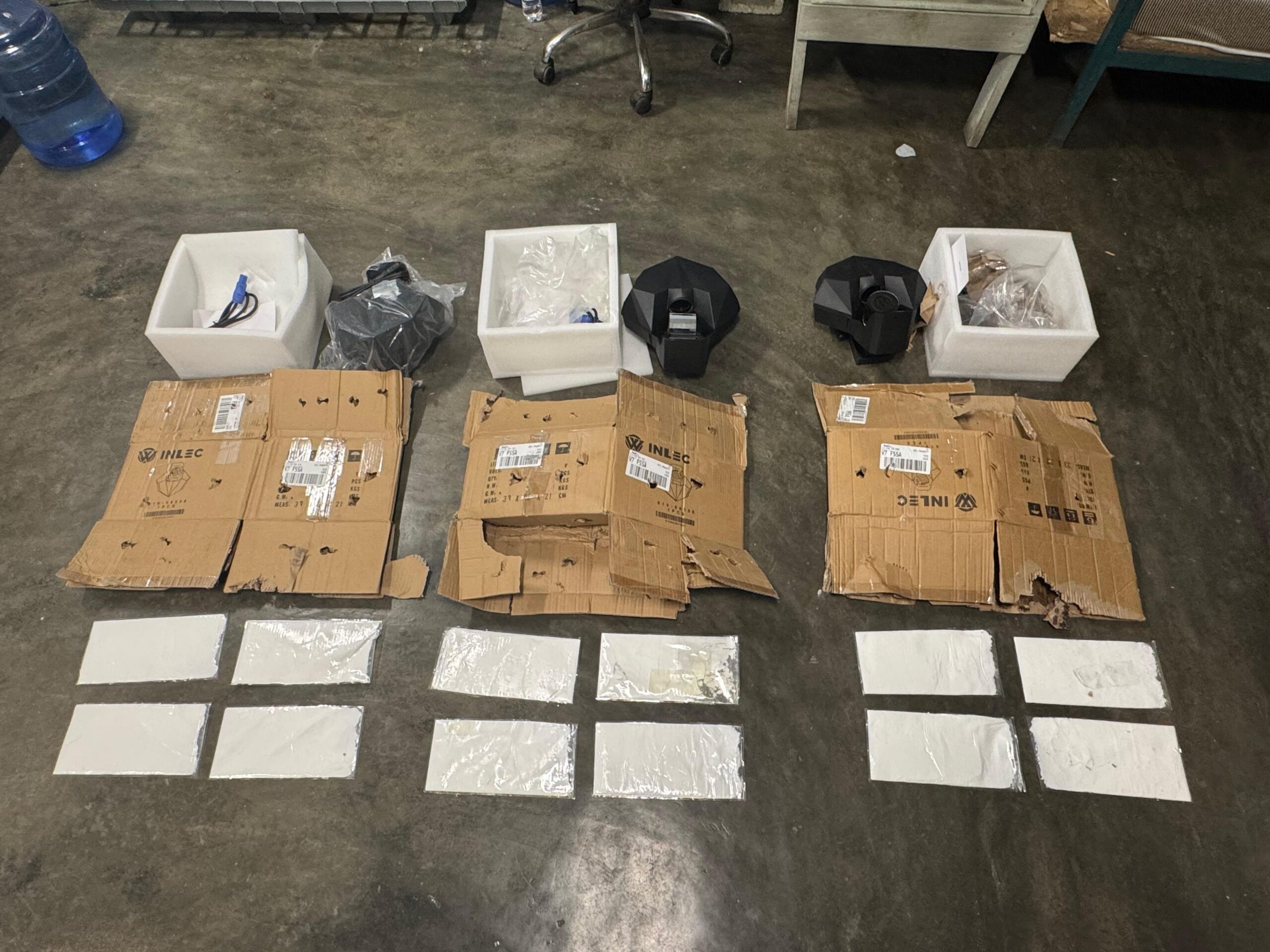 DNCD y CESAC detectan 12 láminas de cocaína ocultas en cajas en el AILA con destino a Reino Unido.