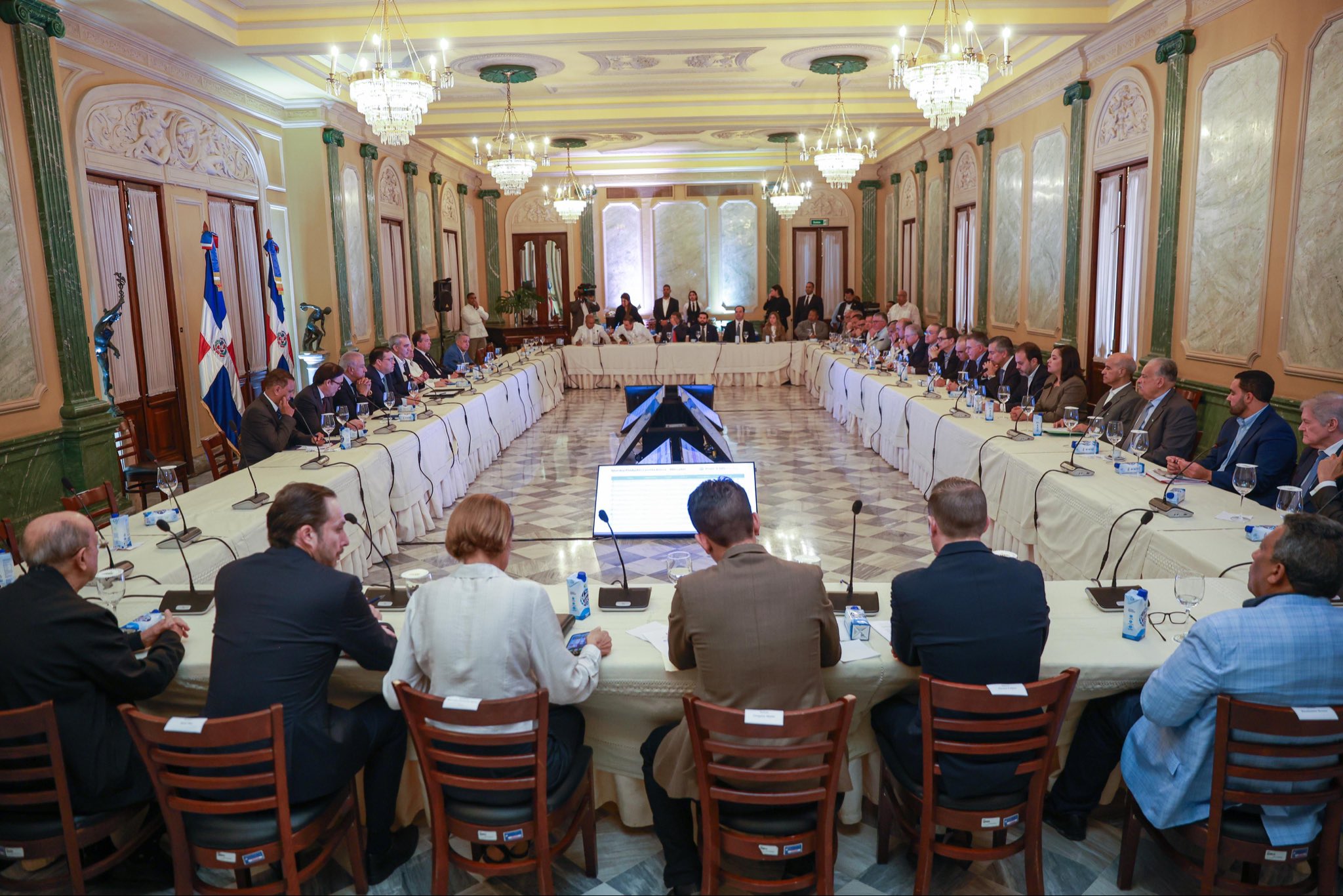 Crisis internacional impulsa acuerdo entre Gobierno y empresarios para garantizar abastecimiento