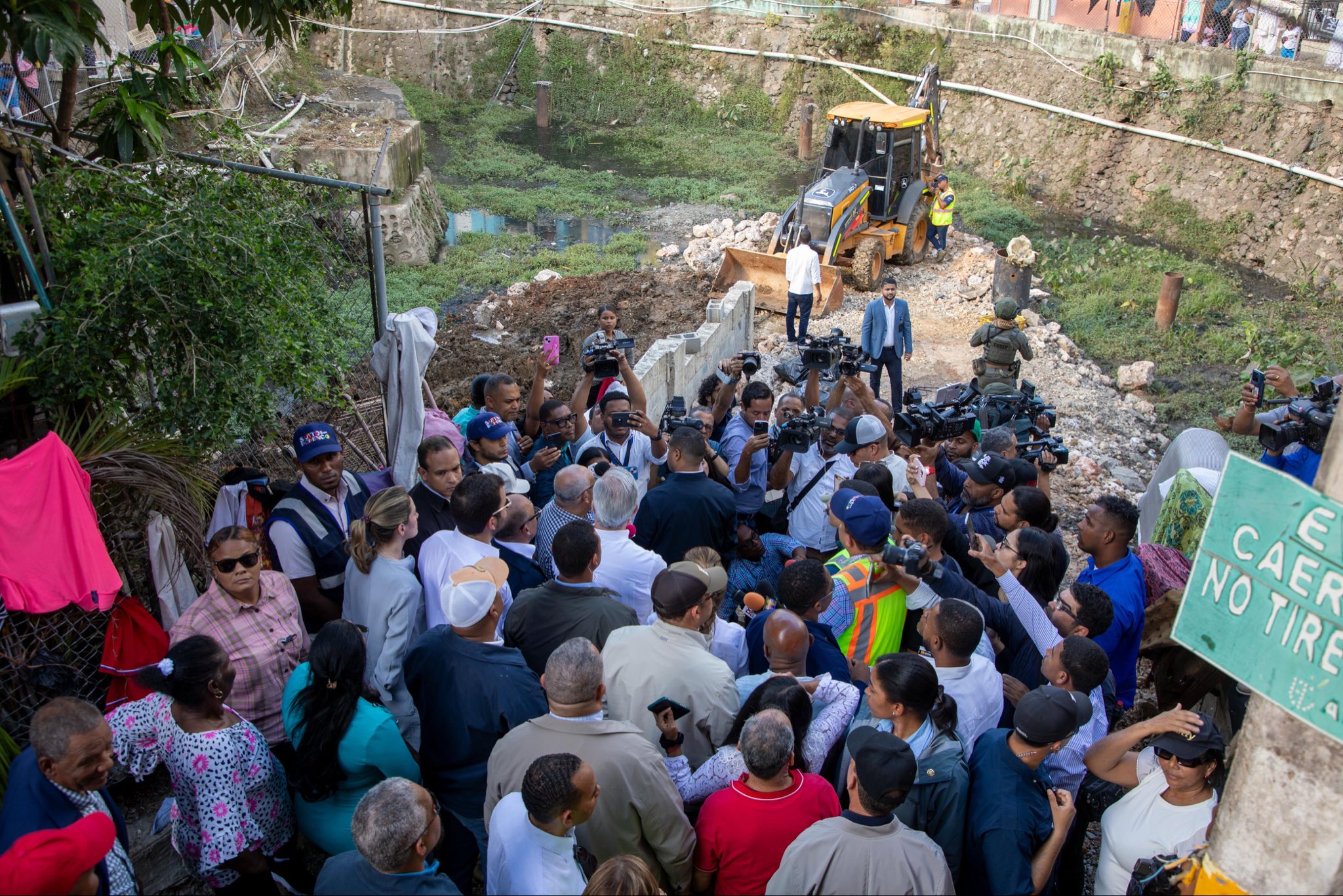 Abinader supervisa Los Platanitos y ordena solución definitiva a laguna que afecta a familias del sector