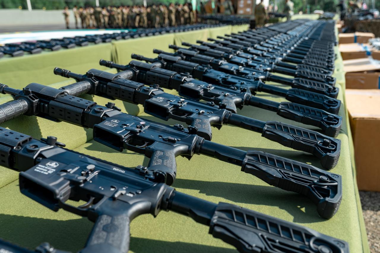 Ministerio de Defensa entrega armas, uniformes y equipos al Ejército