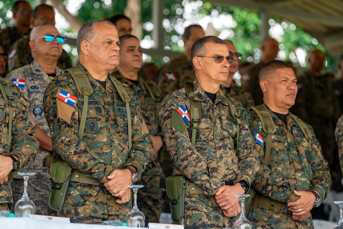 Ministerio de Defensa entrega armas, uniformes y equipos al Ejército