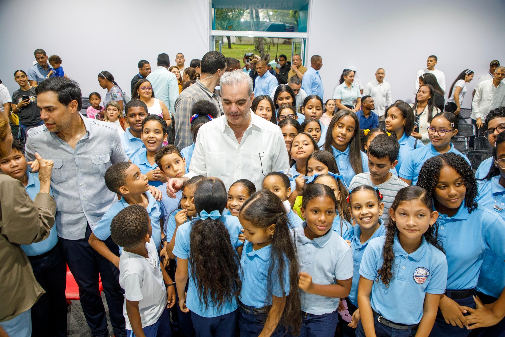 El presidente Luis Abinader recorre la Feria del Libro Santiago 2026