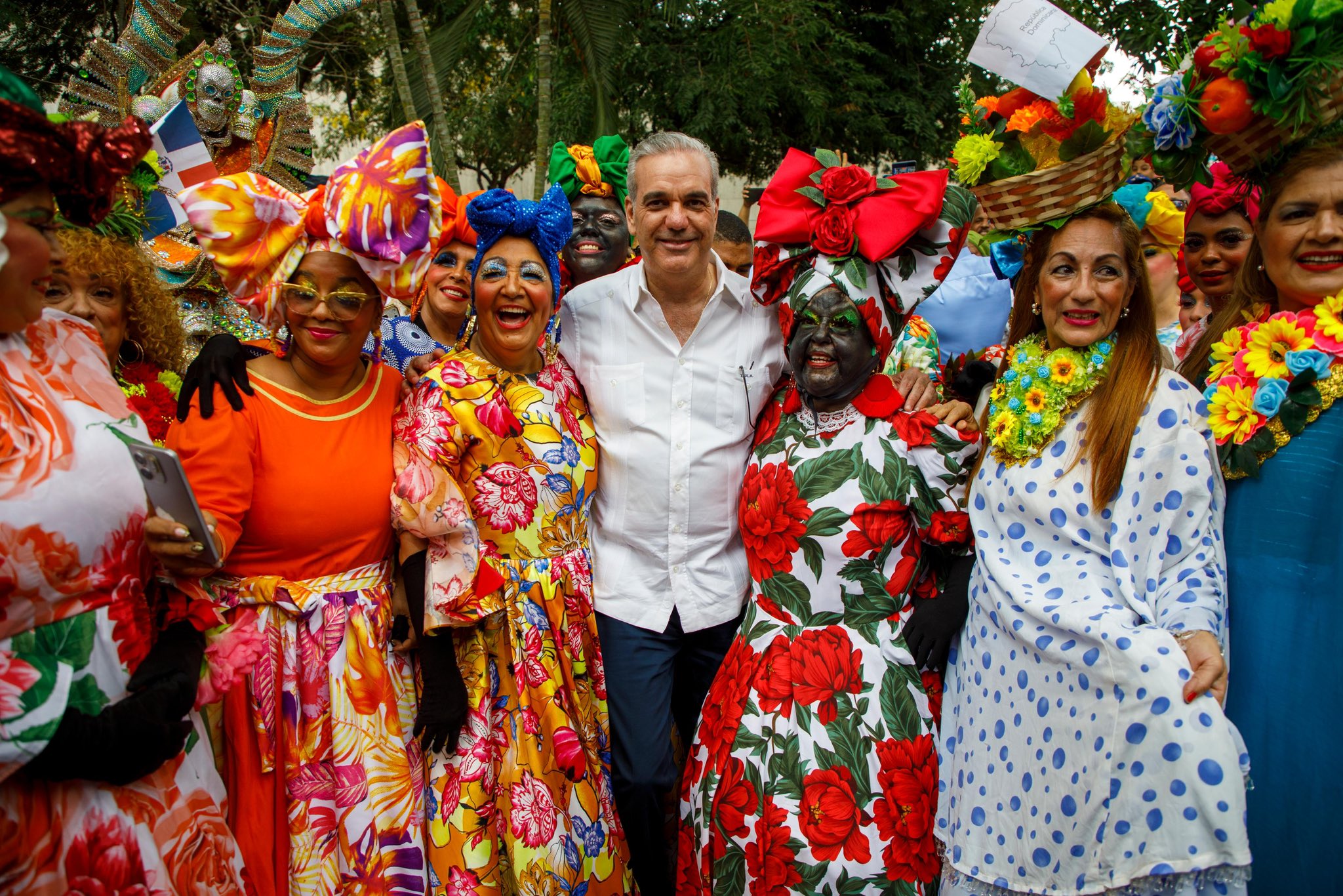 El presidente Luis Abinader recorre la Feria del Libro Santiago 2026