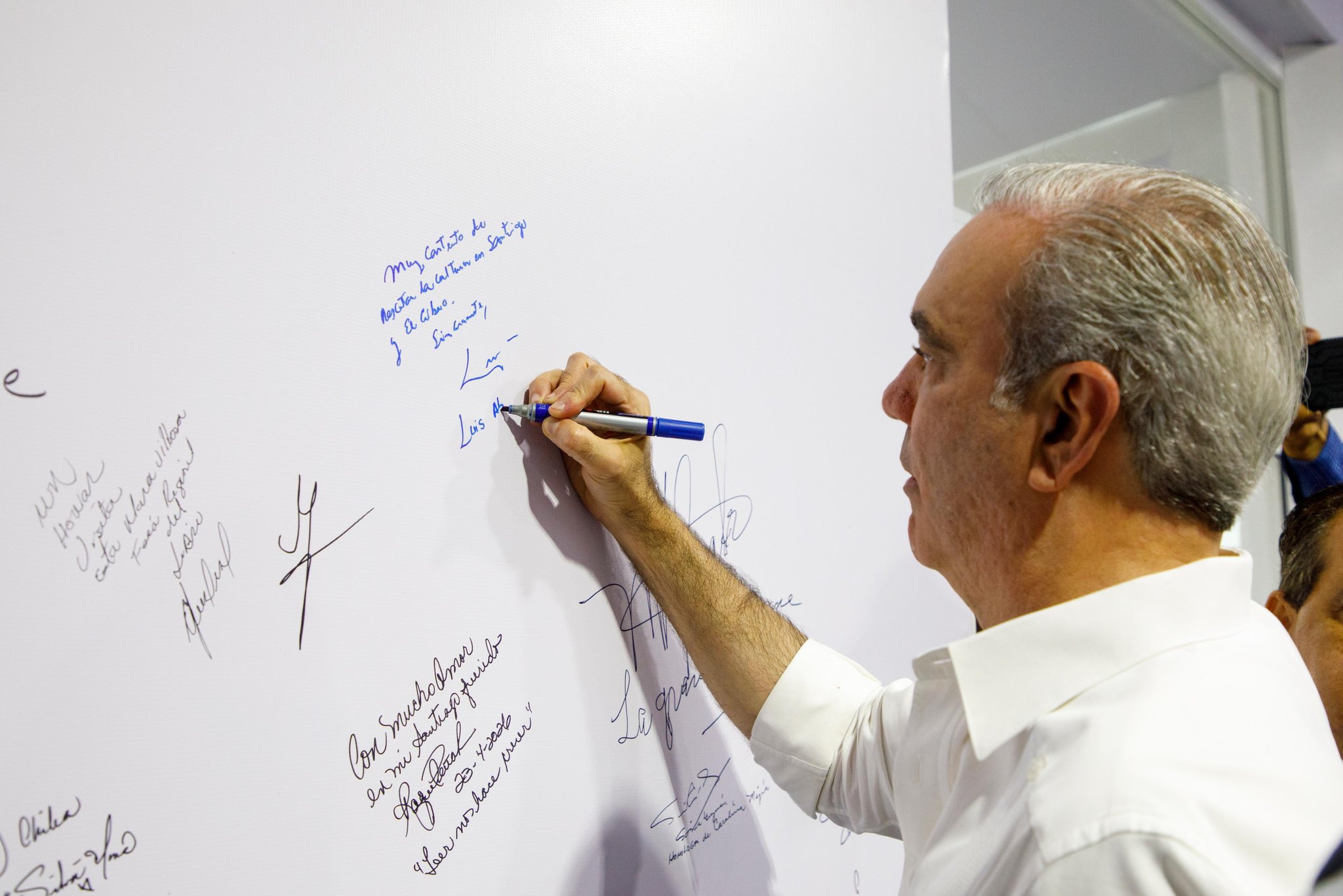 El presidente Luis Abinader recorre la Feria del Libro Santiago 2026