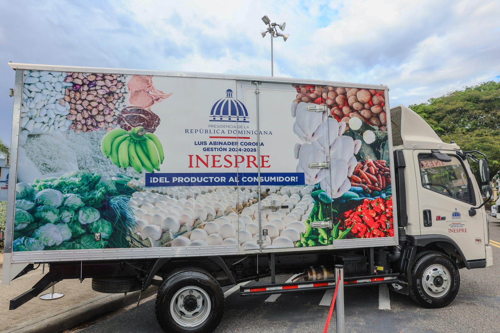 Vehículos para Inespre: Abinader entrega 25 unidades para ampliar distribución de alimentos