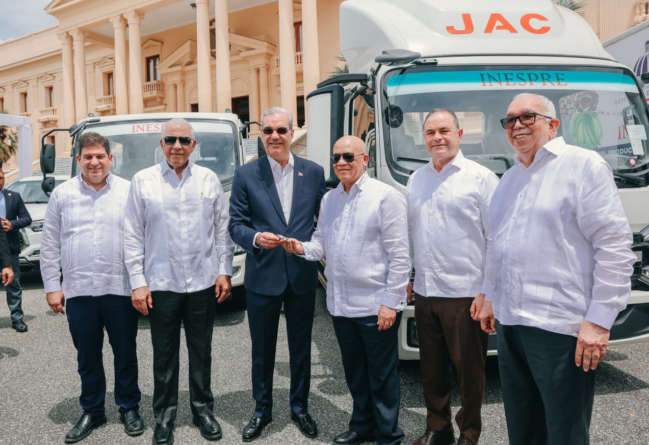 Vehículos para Inespre: Abinader entrega 25 unidades para ampliar distribución de alimentos