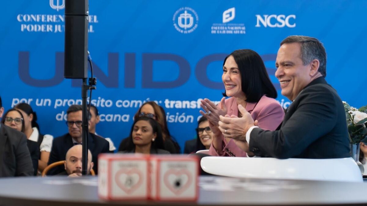 Raquel Arbaje y Henry Molina dialogan con jóvenes sobre la justicia