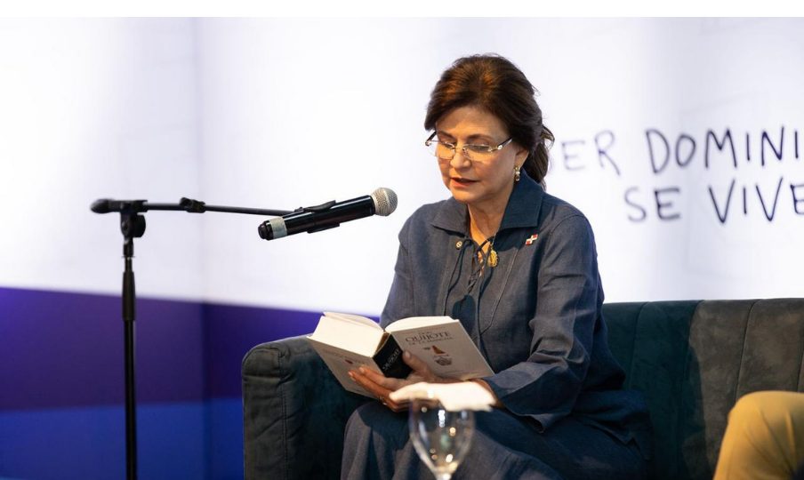 Hábito de lectura: Raquel Peña impulsa a jóvenes en Feria del Libro y la Cultura Cibao 2026