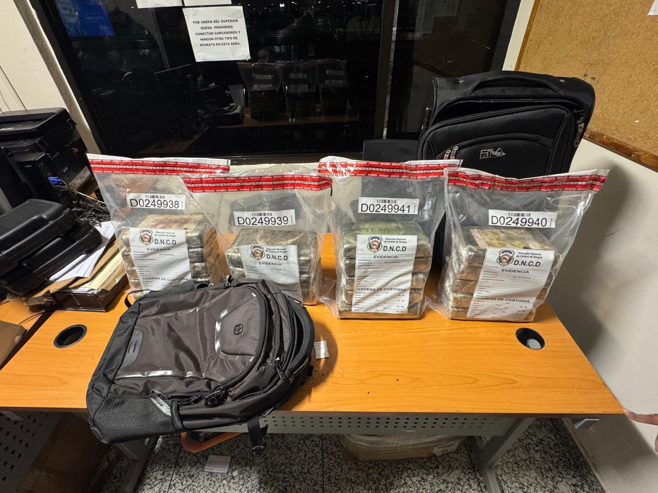Droga incautada: DNCD arresta extranjeros con 37 paquetes de presunta cocaína en AILA