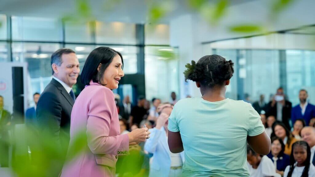 Raquel Arbaje y Henry Molina dialogan con jóvenes sobre la justicia