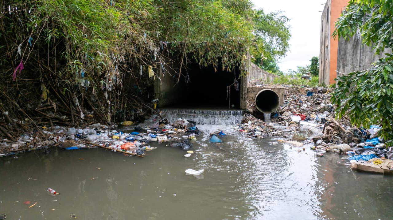 Lluvias en Los Alcarrizos: Abinader recorre zonas afectadas y garantiza asistencia