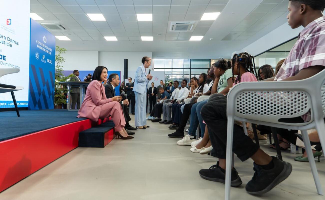Raquel Arbaje y Henry Molina dialogan con jóvenes sobre la justicia