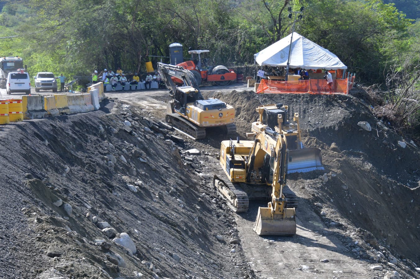 Derrumbe de carretera: Obras Públicas ejecuta desvío provisional en Ocoa