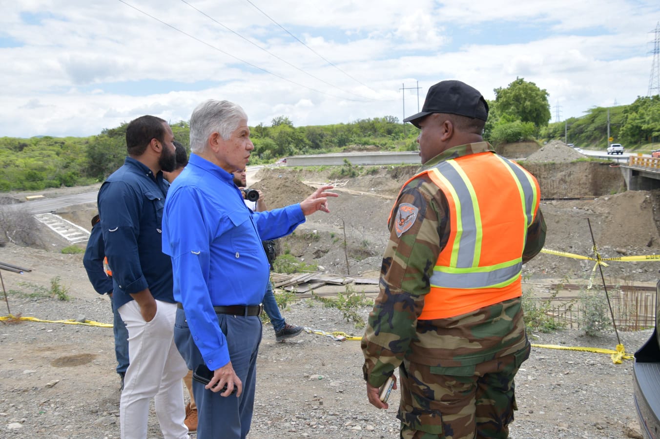 Derrumbe de carretera: Obras Públicas ejecuta desvío provisional en Ocoa