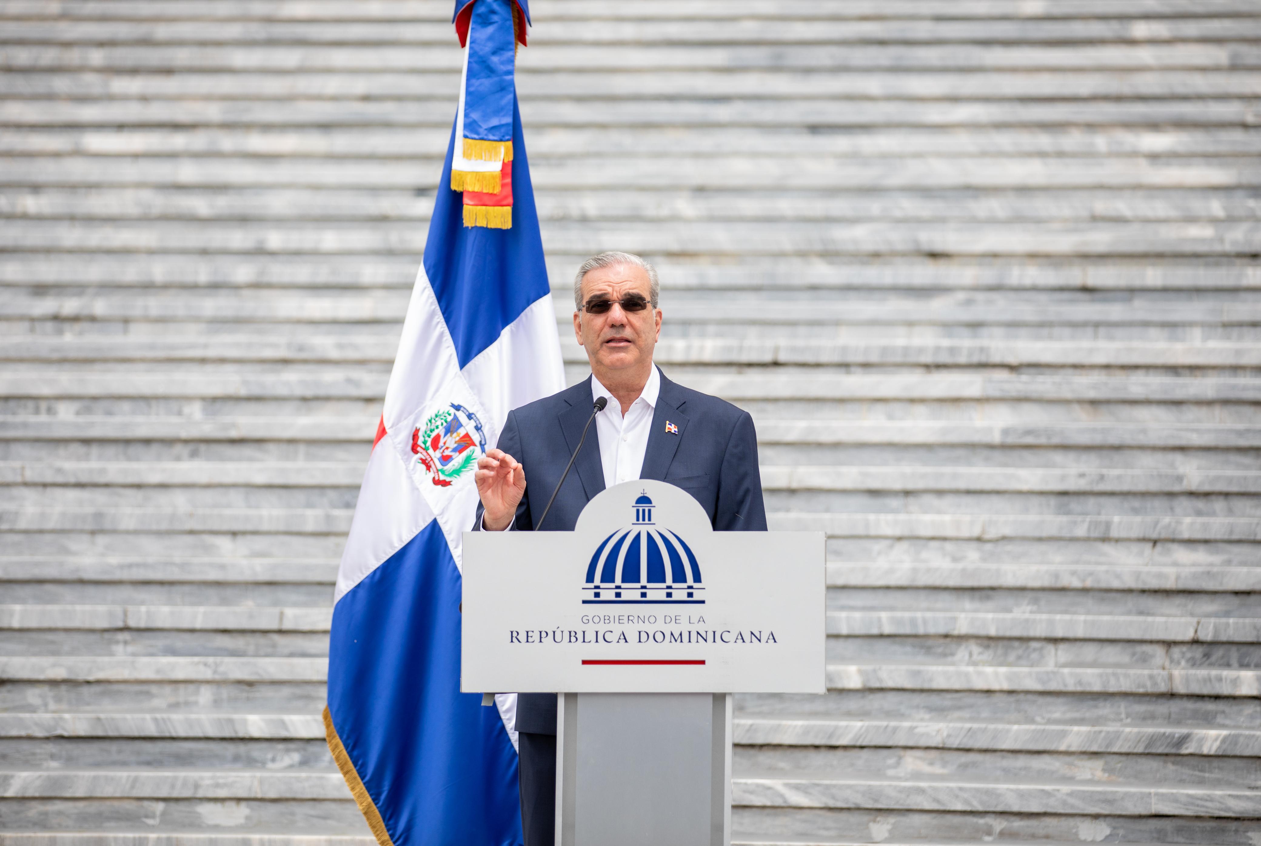 Vehículos para Inespre: Abinader entrega 25 unidades para ampliar distribución de alimentos