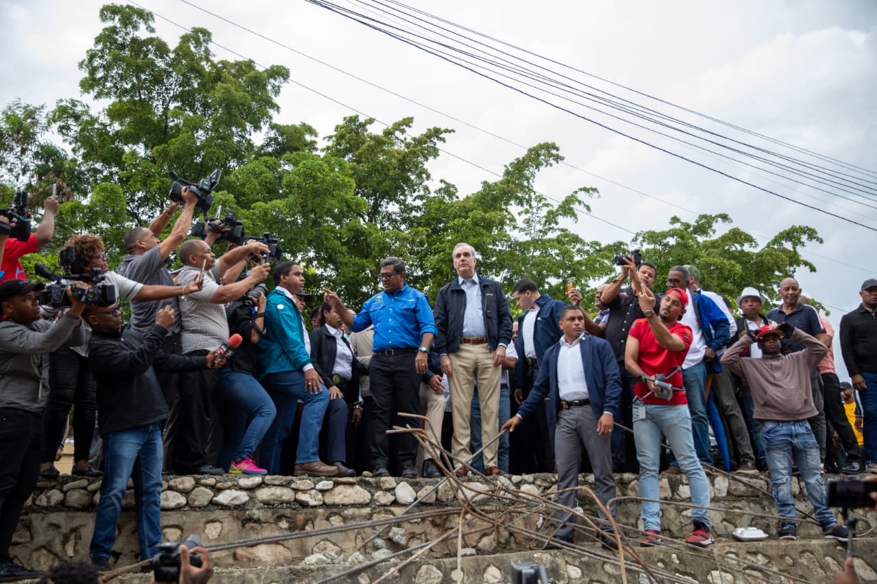 Lluvias en Los Alcarrizos: Abinader recorre zonas afectadas y garantiza asistencia