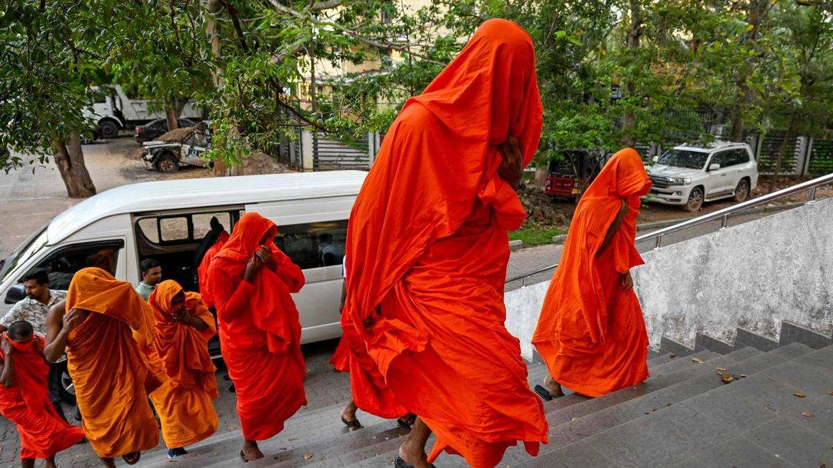 Monjes arrestados: detienen 22 religiosos con 112 kg de presunta droga en Sri Lanka