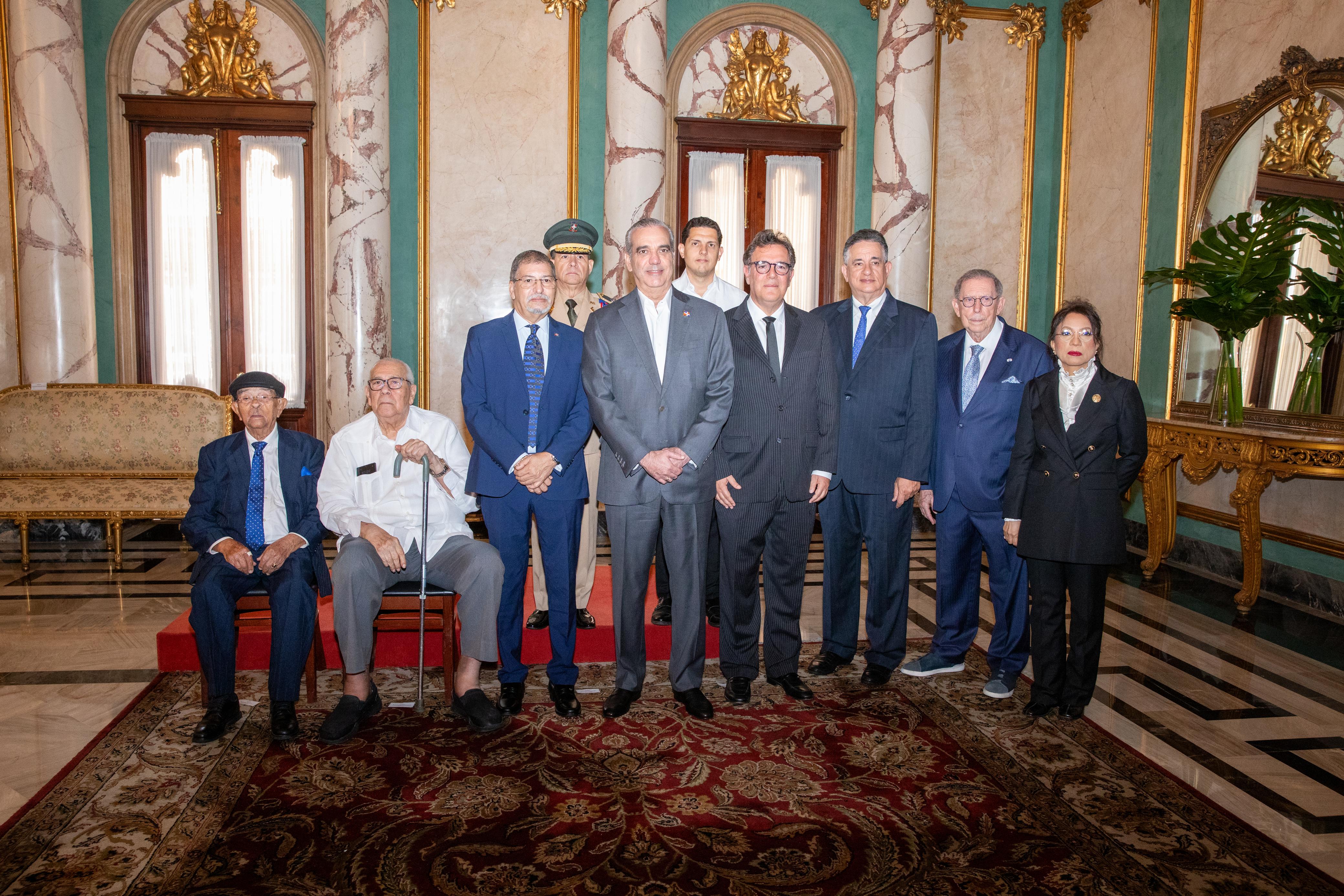 Museo Histórico de la Gesta de Abril: Abinader juramenta comisión para su puesta en marcha