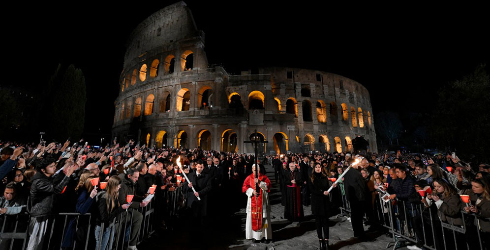 Primer viacrucis del papa León XIV reúne a miles en el Coliseo romano