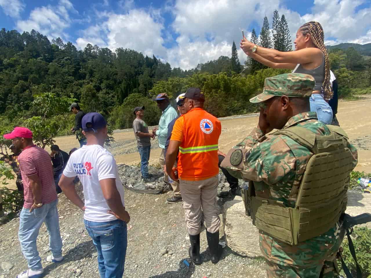 Crecida del río Nizao arrastra vehículos en Ocoa durante Semana Santa
