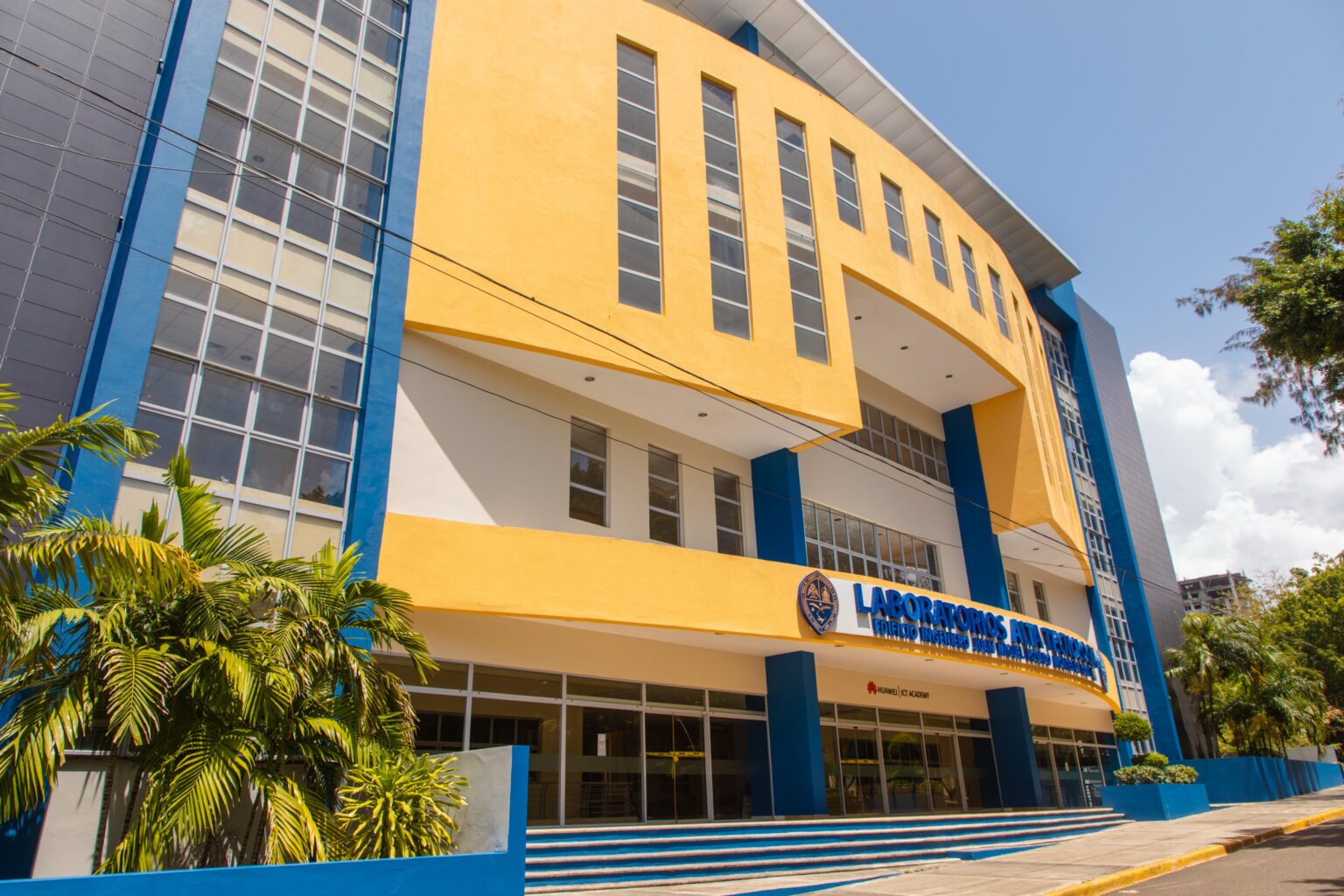 Centro Multiservicios de la UASD moderniza servicios académicos con apoyo del Gobierno y tecnología digital