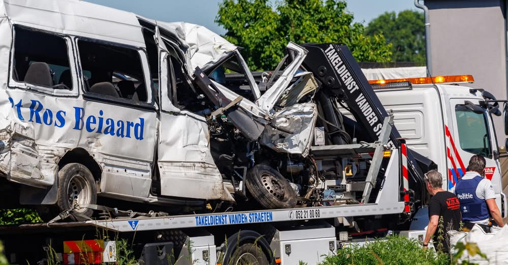 Accidente Bélgica dejó cuatro muertos, incluidos dos menores, tras choque entre un tren y minibús escolar